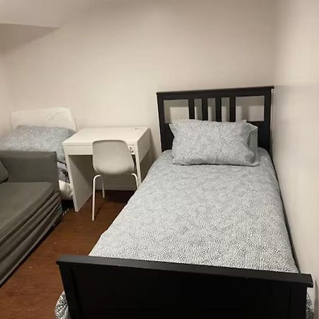 Basemewnt Room With Private Bathroom 36C Toronto Kültér fotó